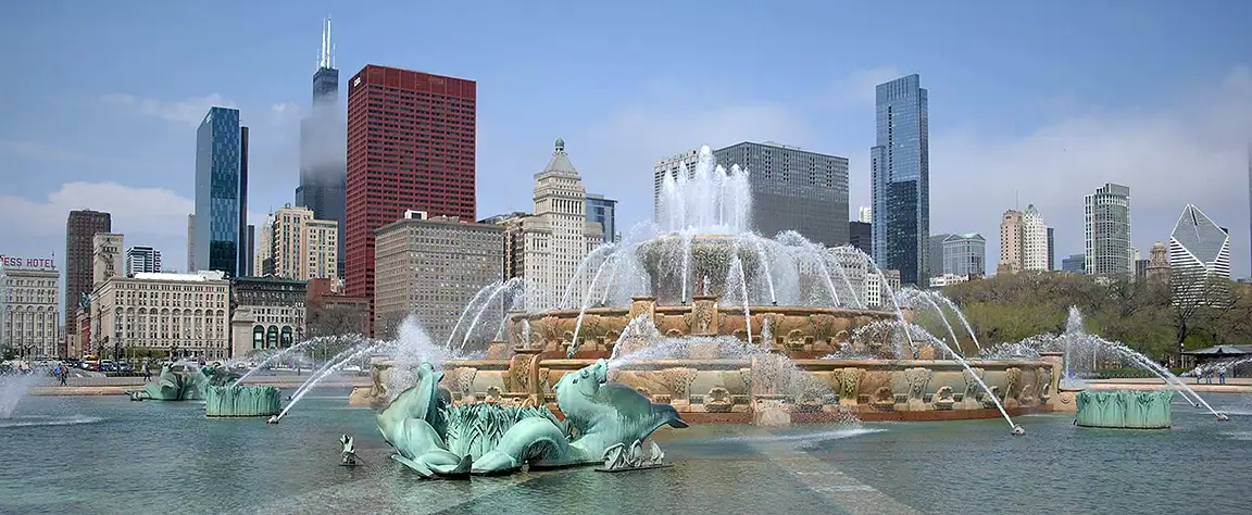 Buckingham Fountain — Chicago attraction near the water taxi dock